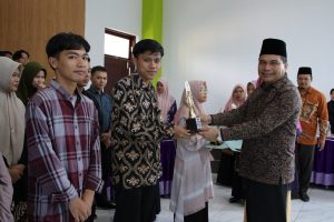 Assyi Syuhada Riandanu Fahlevi, Mahasiswa  Manajemen Dakwah, berhasil meraih juara  1 Lomba Pidato Bahasa Arab