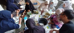 Mahasiswa Prodi PMI FDIK UIN Syahada Padangsidimpuan yang melaksanakan Praktek Dakwah Lapangan Gelar Pelatihan pembuatan kerupuk Ikan