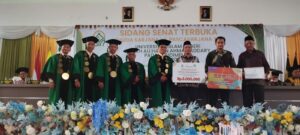 Bank Sumut Syariah Padangsidimpuan Berikan Penghargaan kepada Wisudawan Terbaik dan Berprestasi