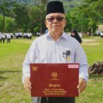 Dr. H. Armyn Hasibuan, M.Ag. Terima Tanda Kehormatan Satya Lencana Pengabdian 30 Tahun