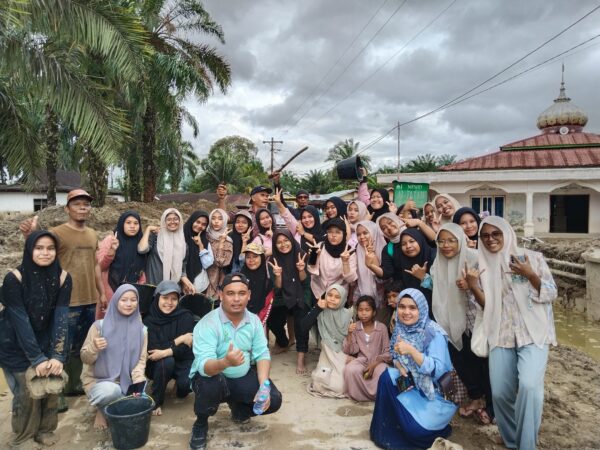 Mahasiswa FDIK Jadi Garda Terdepan Aksi Kemanusiaan pada Bakti Sosial di Mabang Pasir