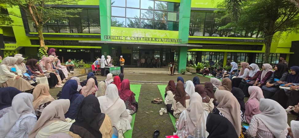 Character Building FDIK: Mahasiswa PMI Tampilkan Kreativitas dan Edukasi Pemanfaatan Sampah